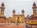 Wazir Khan sa považuje za najornamentálnejšie dekorovanú mešitu Mughalskej ríše. Je známa najmä vďak