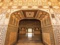 Sheesh Mahal –zrkadlová sieň, ktorej steny sú pokryté zložitou mozaikou črepov, zrkadla a brúseného 