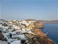 Malebná dedinka Oia je azda najvychytenejším miestom na Santorini. Hotely, rezidencie tu visia na út