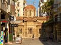 Uprostred ulice leží maličký kamenný grécky ortodoxný kostolík Kapnikarea z 11.storočia, ktorý patrí