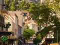 Pestrofarebné ulice Atén vás očaria a jednoducho si ich zamilujete. Akropola sa vyčnieva nad mestom 