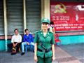 Vojačka pred najväčším trhoviskom Vietnamu.
foto: Ľuboš FELLNER – BUBO