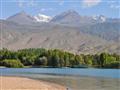 Kirgizské jazero Issyk Kul má prezývku stredoázijská Titicaca a obklopujú ho zasnežené hory Tian Šan