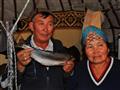 Návšteva jurty s domácimi neďaleko Issyk Kul, kde predávajú čerstvé aj údené ryby. foto: Tomáš Kubuš