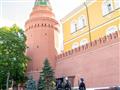 Kremeľ dodnes žije svojimi tradíciami a preto tu nesmie chýbať čestná stráž. foto: Martin Lipinský -