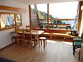 Obývacia spálňa s jedálenským stolom (© ParadiskiTour) - Lyžovačky v Alpách  www.hitka.sk