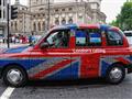 Londýnsky taxík s anglickou vlajkou