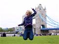 Chlapec pred Tower Bridge