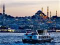 Loď, mešity a vysvietený Istanbul. Turecko