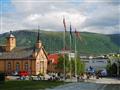 Letný pohľad na kostol v meste Tromso