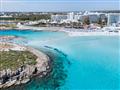 Pláž Ayia Napa na ostrove Cpyrus s hotelmi.