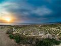 Pláž a kamene na ostrove Cyprus.