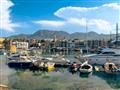 Prístav s loďami a pevnosť v mete Kyrenia na ostrove Cyprus.