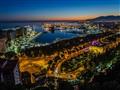 Vysvietené mesto a prístav Malaga.