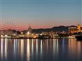 Večerné mesto Malaga a prístav.