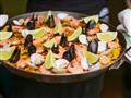 Mušle, citróny a ryža - paella.