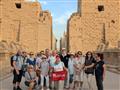 Skupina CK SATUR so sprievodkyňou Miškou pred chrámom v Karnaku v Egypte.
