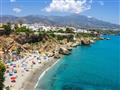 Piesková pláž, tyrkysové more a biele mesto Nerja v Andalúzii.