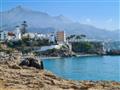 Pláž a hory v pozadí pri Plaza Balcón de Europa, Nerja