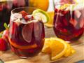 Sangria v pohároch s ovocím.