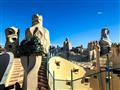 Doma Casa Milá v Barcelone a návštevníci.