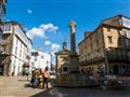 Námestie s historickými domami v Santiago de Compostela.