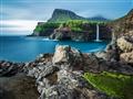 Faerské ostrovy -  pohľad na more a vodopád
