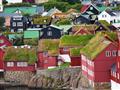Faerské ostrovy - domy s trávnikom na strechách