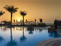 Bazén so západom slnka Hotel Ajman Saray