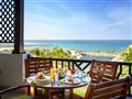 Jedlo v reštaurácii v The Cove Rotana Resort