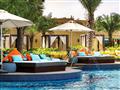 Ležadlá pri bazéne v hoteli Fairmont Ajman