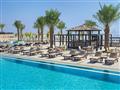 Ležadlá pri bazéne v The Bay Club - Doubletree by Hilton Marjan Island
