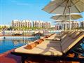 Ležadlá pri morskom bazéne pri The Bay Club - Doubletree by Hilton Marjan Island