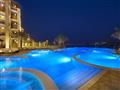 Bazén večer v The Bay Club - Doubletree by Hilton Marjan Island