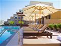 Ležadlá pri bazéne v hoteli Rixos Bab Al Bahr