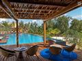 Terasa s výhľadom na bazén v hoteli Zuri Zanzibar Hotel & Resort