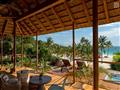 Ležadlá na terase s výhľadom na more v hoteli Zuri Zanzibar Hotel & Resort