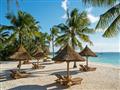 Ležadlá so slnečníkmi na pláži pred hotelom Zuri Zanzibar Hotel & Resort