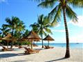 Pláž so slnečníkmi a ležadlami pred hotelom Zuri Zanzibar Hotel & Resort