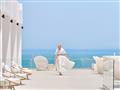 Žena v Grecotel Lux Me White Palace