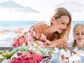 Ľudia pri zmrzline v Grecotel Lux Me White Palace