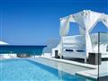 Baldachýny pri bazéne v Knossos Beach Bungalow & Suites