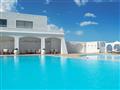 Bazén v Knossos Beach Bungalow & Suites