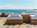 Ležadlá na pláži v Knossos Beach Bungalow & Suites