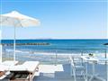 Výhľad z izby v Knossos Beach Bungalow & Suites