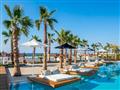 Ležadlá pri bazéne v Stella Island Luxury Resort & Spa