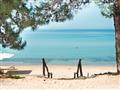Pohľad na pieskovú pláž pred hotelom Ikos Oceania