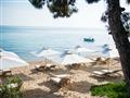 Ležadlá na pláži pri hoteli Ikos Oceania