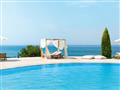 Bazén s výhľadom na more v hoteli Ikos Oceania