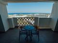 Posedenie na terase s výhľadom na more v hoteli Limak Cyprus